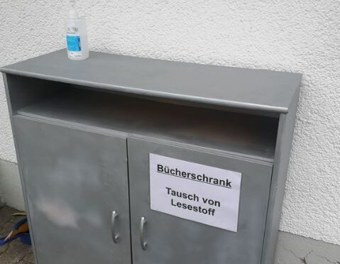 Bücherschrank freut sich über „Futter“