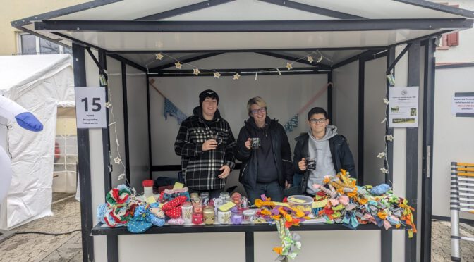 Jugendgruppe auf dem Weihnachtsmarkt